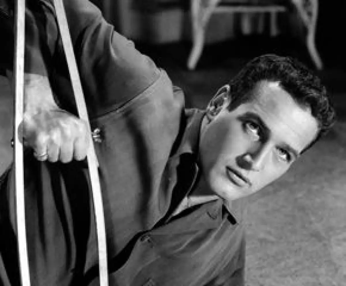 En su más de medio siglo de carrera, el famoso actor colaboró en cerca de 60 películas, varias de ellas fueron nominadas y premiadas con premios Oscar y Globos de Oro.