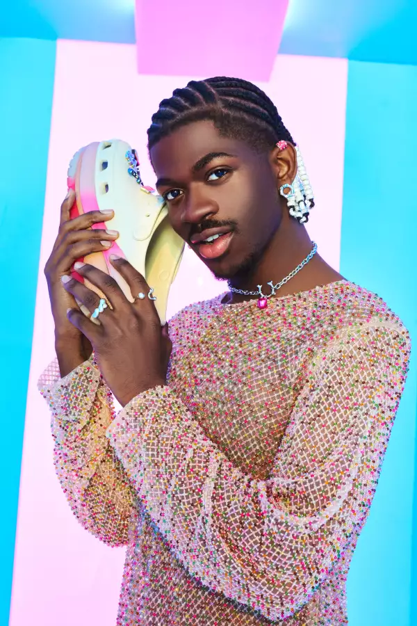 Lil Nas X presenta nuevos modelos de Crocs