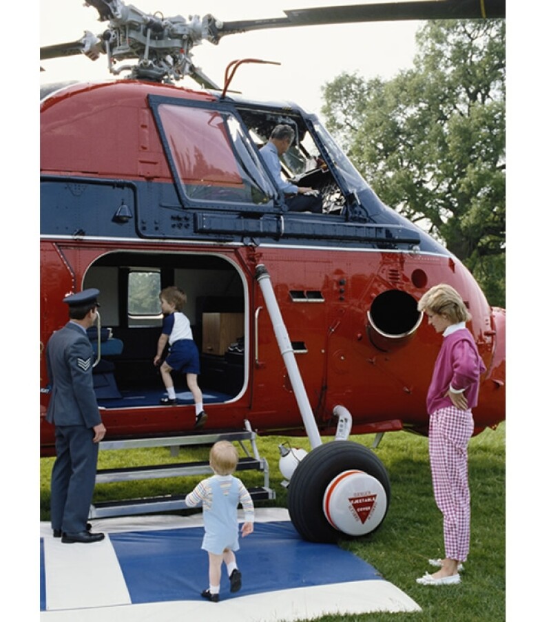 Los pequeños visitaban los helicópteros de la fuerza áerea británica.