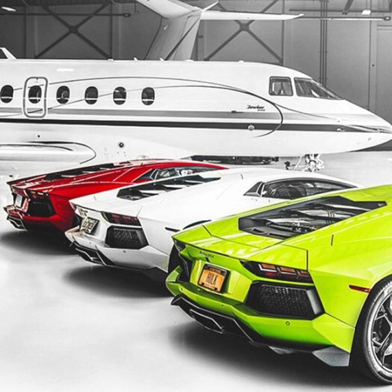 El canadiense tiene mucho dinero y le gusta coleccionar autos. ¿Qué tan problable es que estos Lamborghini y el jet sean suyos?