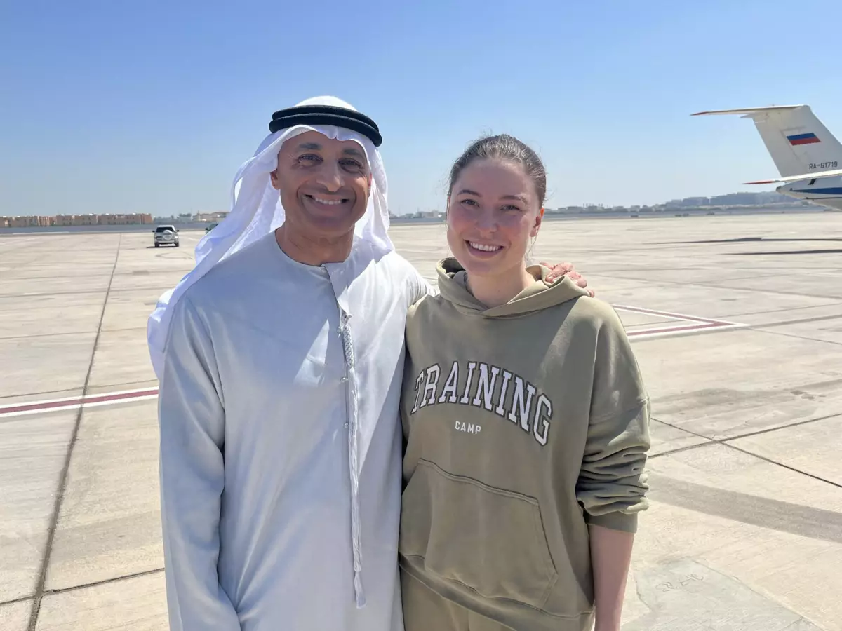 Esta fotografía sin fecha publicada por el Ministerio de Asuntos Exteriores de los EAU el 10 de abril de 2025 muestra a la bailarina de ballet ruso-estadounidense Ksenia Karelina (derecha) posando en la pista de un aeropuerto de Abu Dabi (imagen principal del artículo web "Estados Unidos y Rusia completan nuevo canje de prisioneros en Abu Dabi"). 