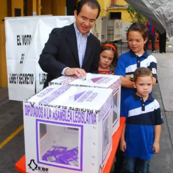 Acompañado de su familia, el candidato del PAN a diputado federal, César Nava, acudió a emitir su voto. Hoy, en la ciudad de México.