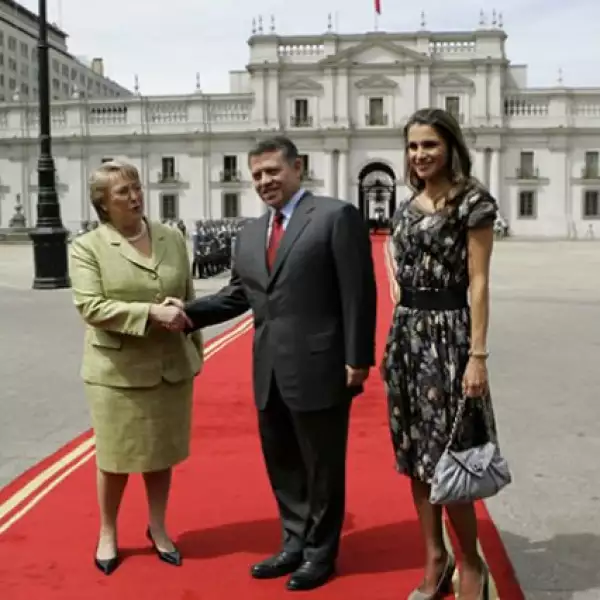 El rey Abdulá II y la reina Rania de Jordania hicieron una visita oficial a Chile. Aquí, a su llegada saludando a la presidenta Michelle Bachelet frente al palacio presidencial de la ciudad de Santiago.