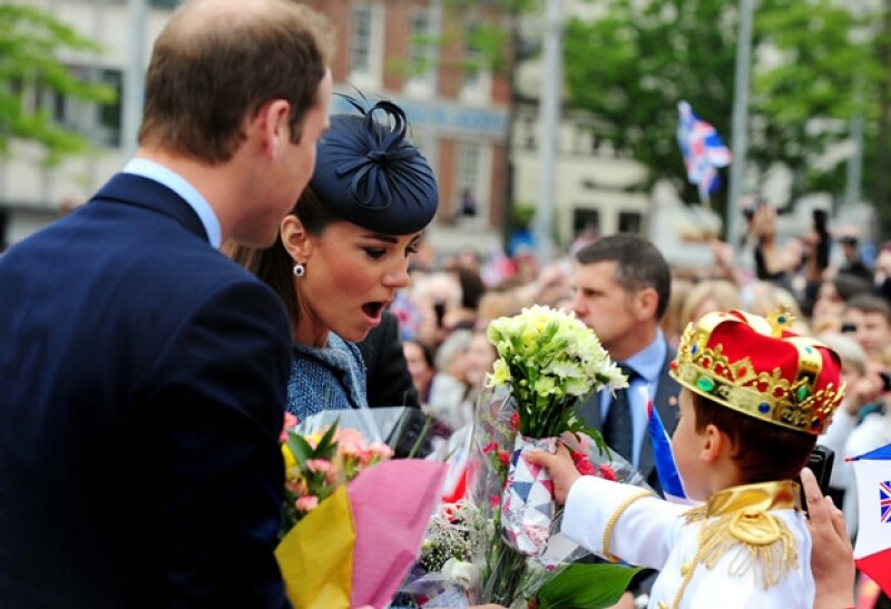Kate se conmovió cuando varios niños le regalaron flores.