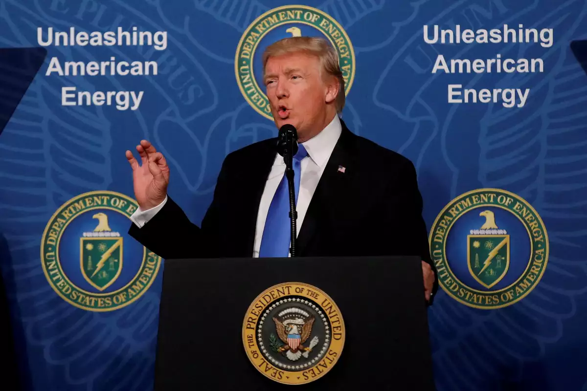 El presidente de los Estados Unidos, Donald Trump, hace comentarios durante un evento "Unleashing American Energy" en el Departamento de Energía en Washington, EE. UU., 29 de junio de 2017. (Imagen del artículo 'Las diferencias del segundo gabinete de Trump respecto al de su primer mandato')