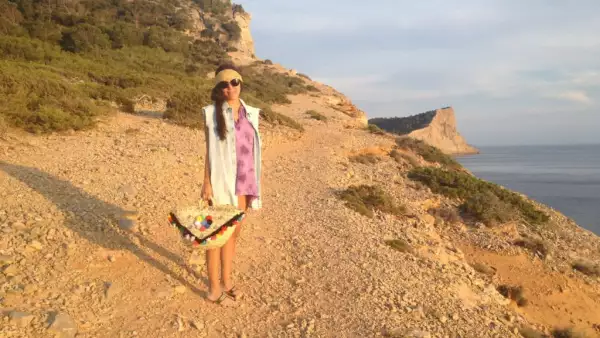 Presumiendo su bolsa siciliana en verano.