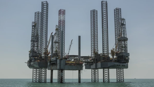 Las plataformas ancladas enfrente del puerto de Ciudad del Carmen requieren de personal y diesel a pesar de no realizar actividades.