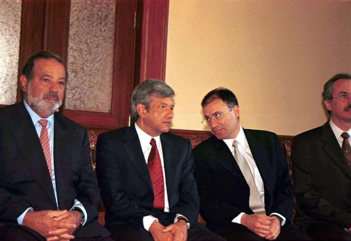 Carlos Slim, Andrés Manuel López Obrador, Alfonso Durazo y Francisco Gil Díaz, durante la entrega de estimulos para la reconstrucción del Centro Histórico. FOTO: Susana Navarrete/CUARTOSCURO.COM