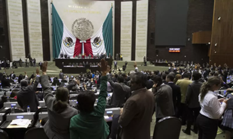 El dictamen aprobado prevé menores ingresos por impuestos a los proyectados por el Gobierno. (Foto: Notimex)