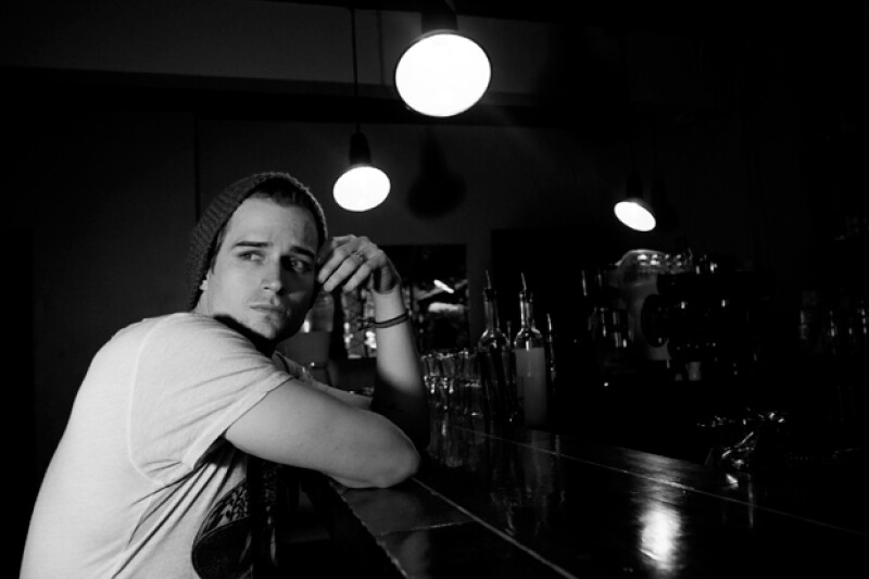 Jon Ecker en la barra de Capote Taberna.
