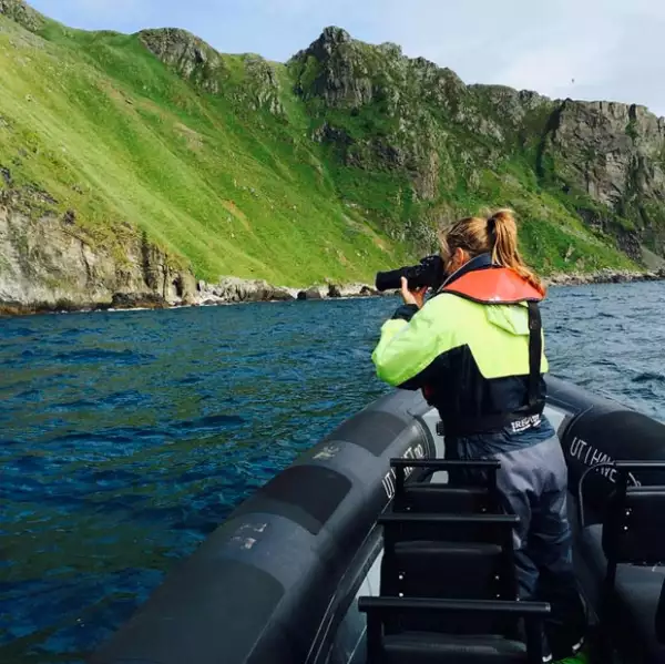 "My fav explorer". publica la modelo mientras fotografía a Montserrat.