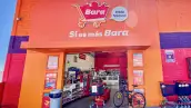 Fachada de Tienda Bara en la que se ven carritos de supermercado.
