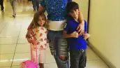 En el aereopuerto con sus hijos Julián y Ginger para comenzar el verano en Acapulco.