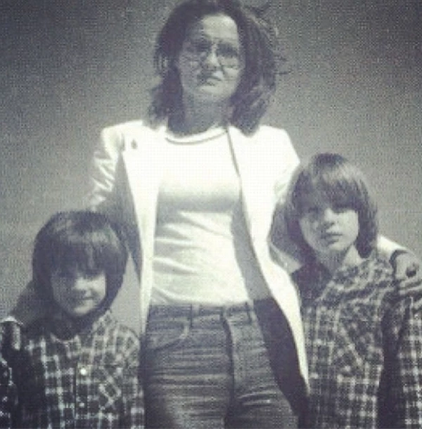Al menos eso es lo que piensa el orgulloso papá pues fuentes cercanas dicen que Alex ha comentado que le recuerda mucho a su mamá, Marcela Basteri.