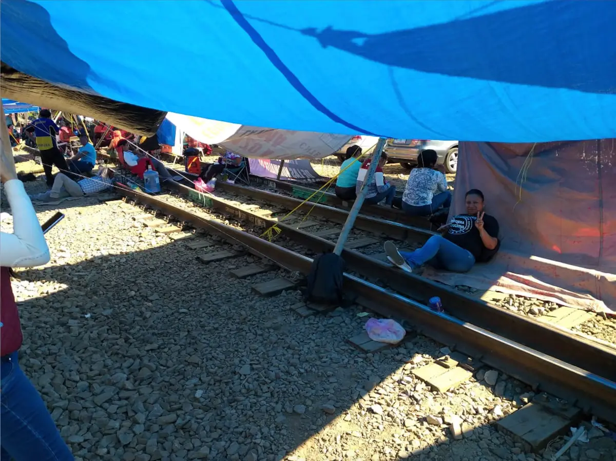 bloqueo de la cnte en michoacan enero 24 vias ferrocarril