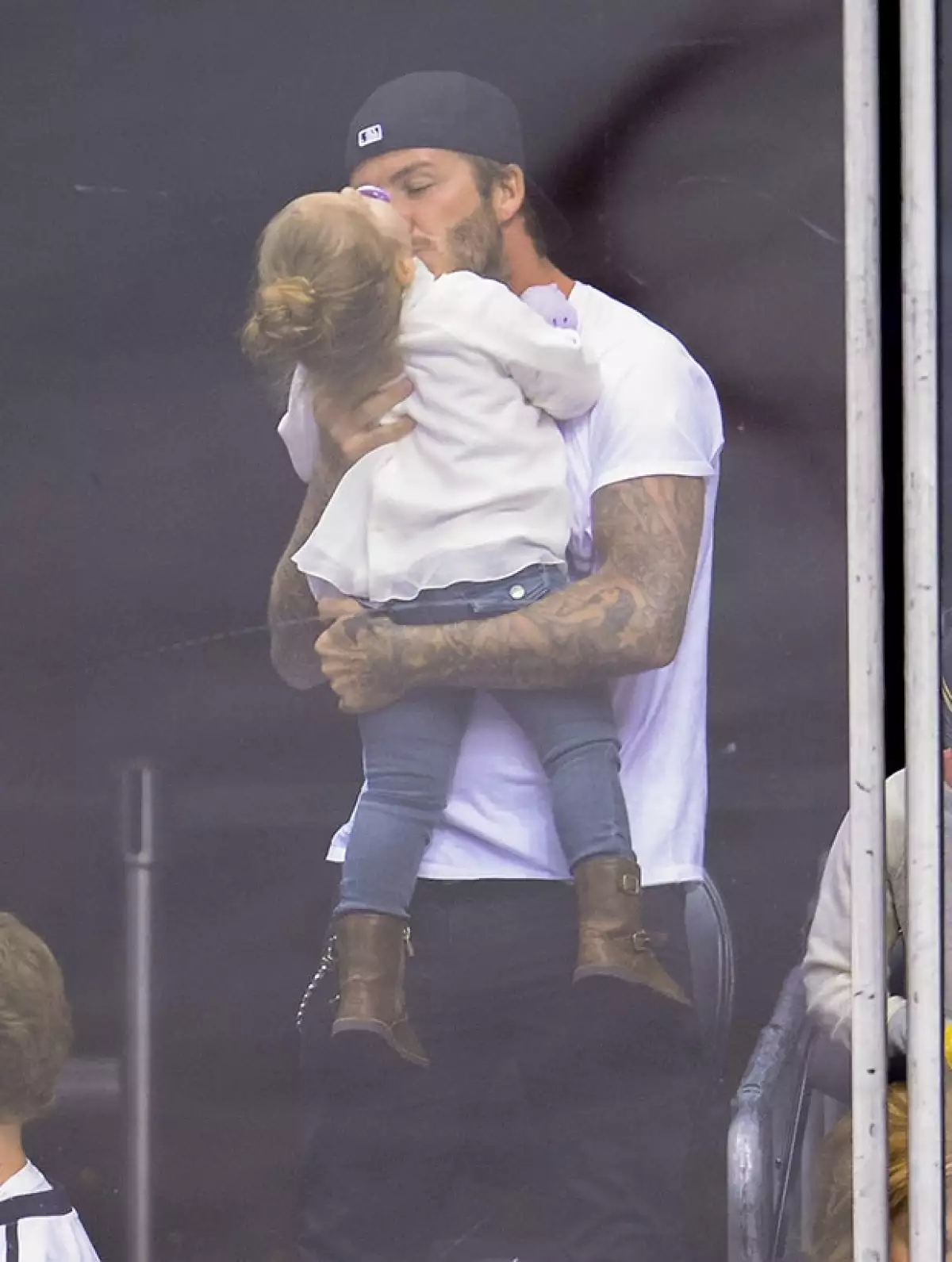 La popular familia acudió este fin de semana a un partido de hockey sobre hielo en el Staples Center de Los Ángeles, donde pudimos captarlos muy cariñosos.