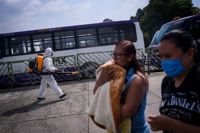 Sanitización en inmediaciones del Metro Chapultepec