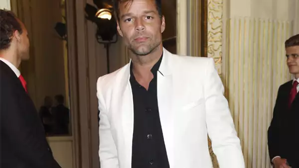 En cantante usa sus redes sociales para generar confianza entre las personas homosexuales.