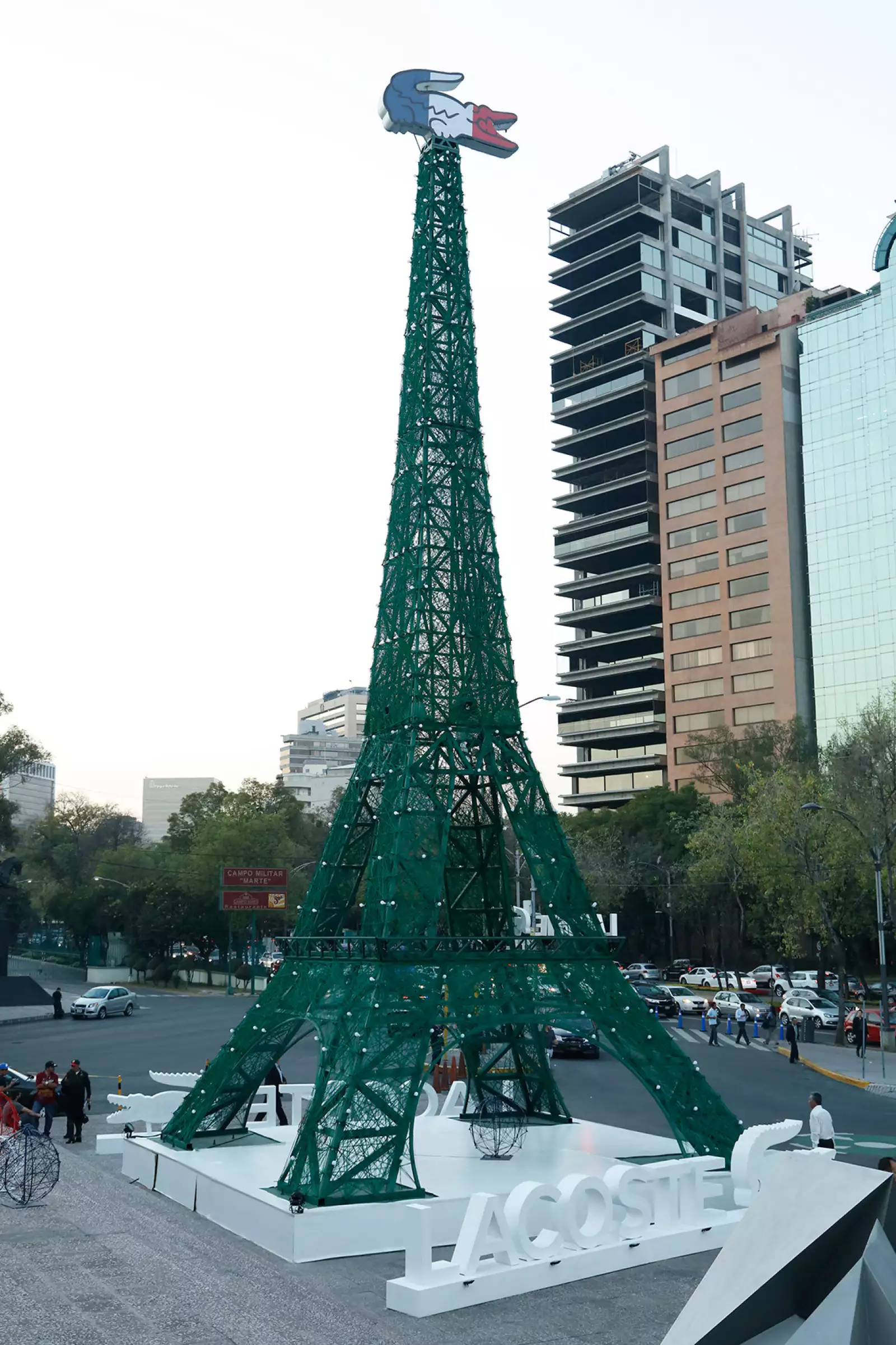 Evento de Lacoste -Una noche navideña bajo la Torre Eiffel