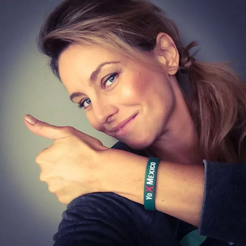 Dominika Paleta con una de las pulseras de la campaña "Yo x México".