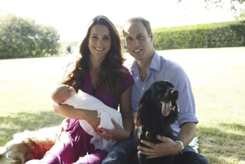 Kate, Guillermo, el príncipe George y la mascota de la familia, Lupo. En la foto, al lado izquierdo ambién aparece Tilly, la mascota de los padres de Kate Middleton.