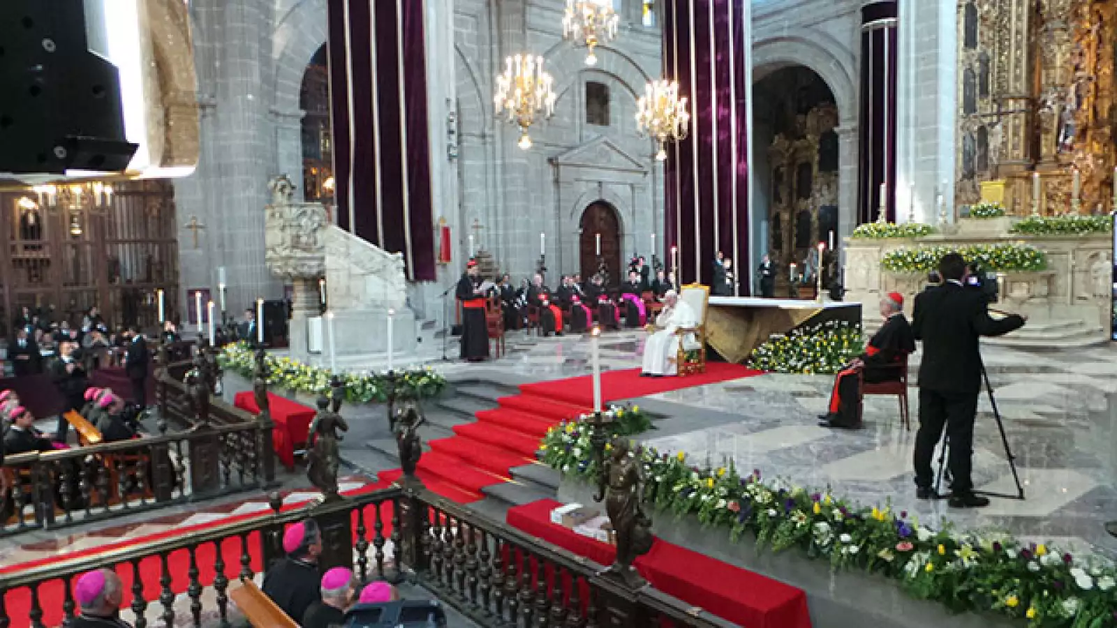 Después se reunió con obispos y arzobispos en Catedral.