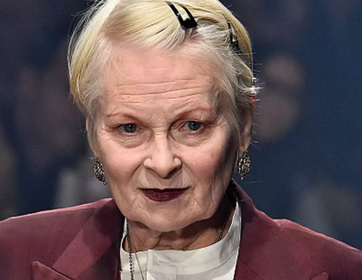 Cuando tienes una carrera como modelo siempre hay riesgo de complicaciones de vestuario, pero las modelos de Vivienne Westwood pueden estar tranquilas,pues ella siempre irá a su rescate.