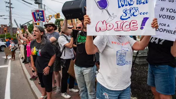 Los manifestantes protestan contra el ICE durante una vigilia pacífica en honor a un hombre colombiano de 26 años que recibió un disparo fatal durante una operación de Inmigración y Control de Aduanas (ICE) en Biddeford, Maine, el 13 de julio de 2026.