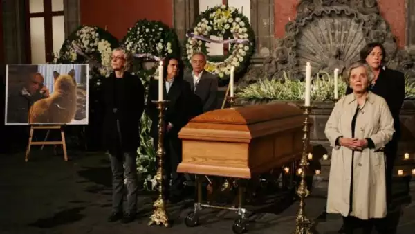 El museo de la ciudad de México recibió a personalidades del ambiente cultural y a algunos seguidores del escritor, quienes arribaron para acompañarlo en su último paso por el recinto que tanto quiso.