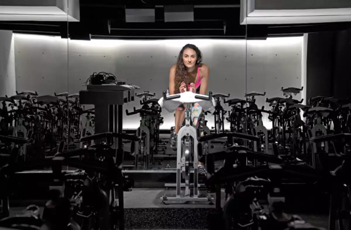 El estar a oscuras la mayor parte de la clase permite que los riders se desinhiban.