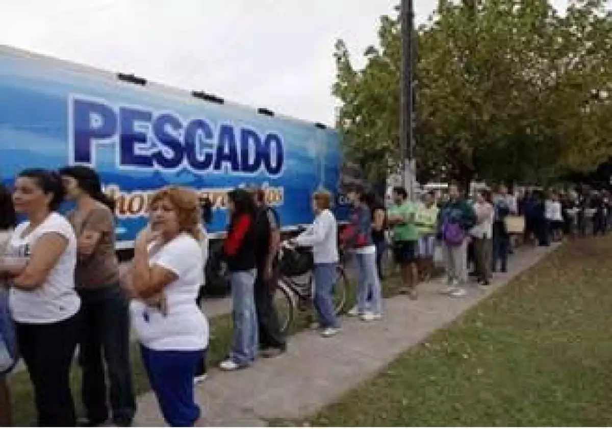 Los argentinos deben esperar horas para comprar pescado merluza a la mitad de su precio normal. (Foto: Reuters)