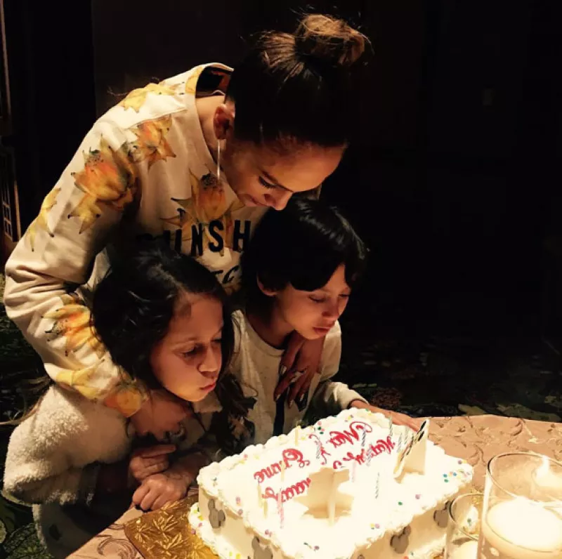 Emme y Max, los gemelos de JLo y Marc Anthony, cumplen ocho años, por lo que la cantante los felicitó en Instagram, haciendo evidente que han heredado todo el físico de su papá.