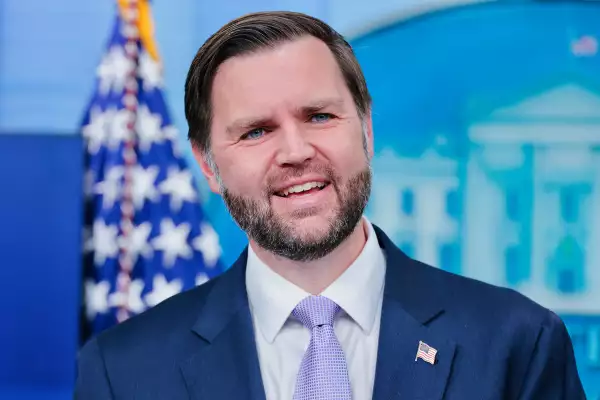 El vicepresidente de los Estados Unidos, JD Vance, habla durante una conferencia de prensa en la Sala de Prensa de Brady en la Casa Blanca el 19 de mayo de 2026 en Washington, DC. Vance celebró la sesión informativa mientras la secretaria de prensa de la Casa Blanca, Karoline Leavitt, está de baja por maternidad.