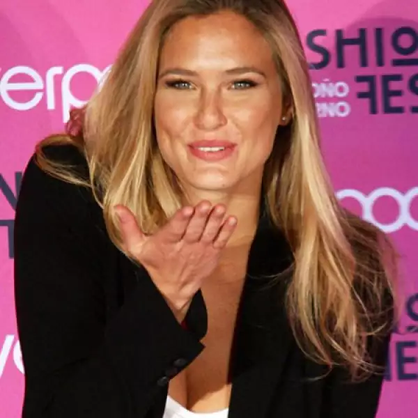 Muy coqueta enviaba besos a los fotógrafos.