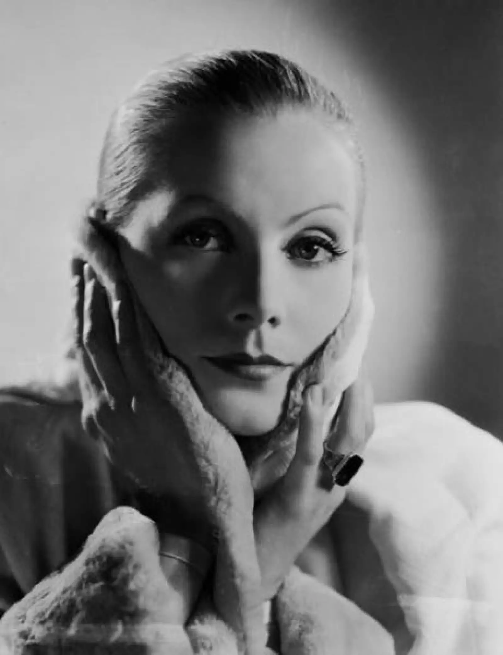 Tras su comienzo con breves papeles, Garbo alcanzó el estrellato gracias al realizador Mauritz Stiller, uno de los grandes creadores del cine mudo, quien le cambió el apellido y le aconsejó refinar su estática.