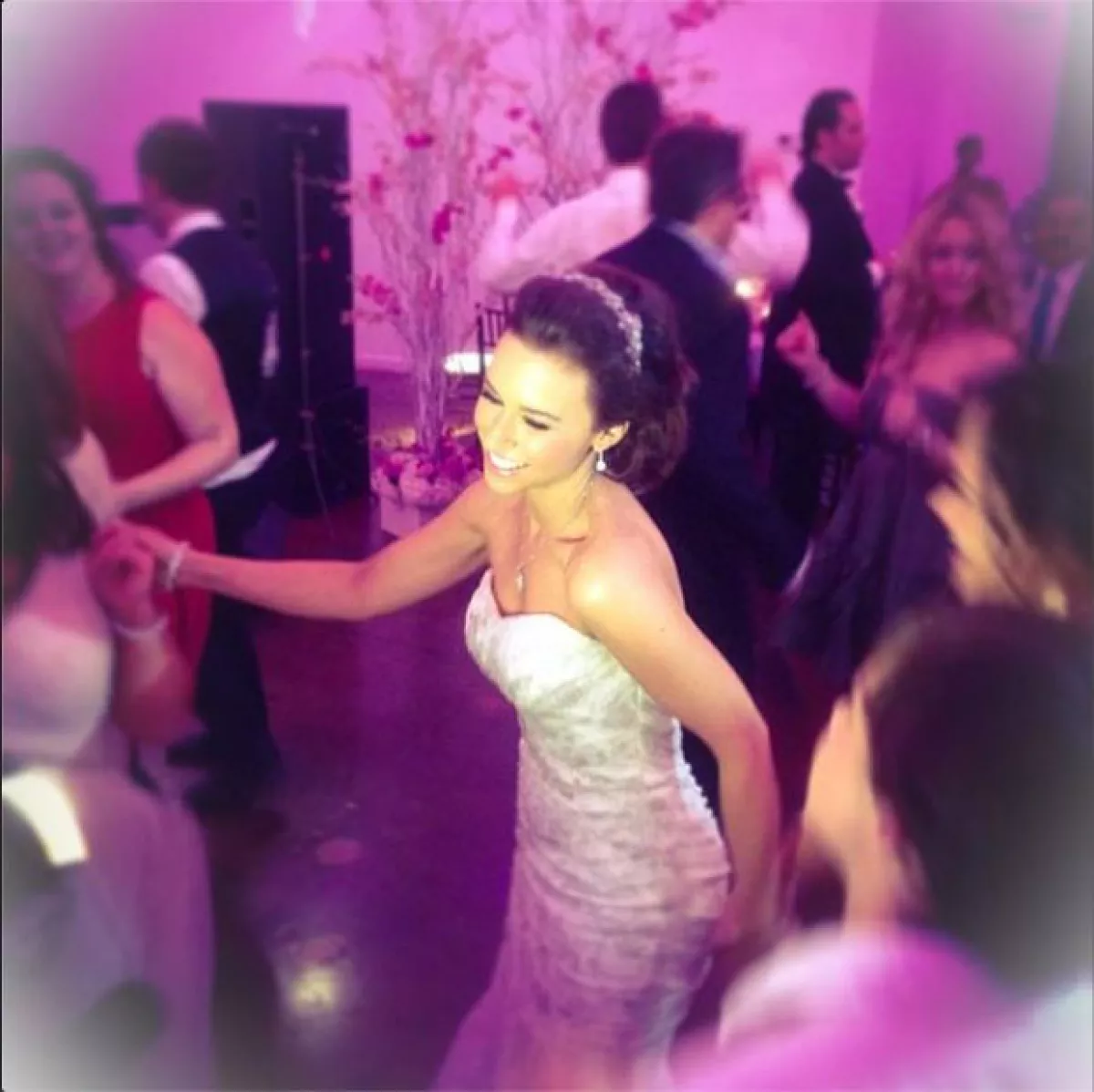 Lacey se divirtió en grande en su boda.