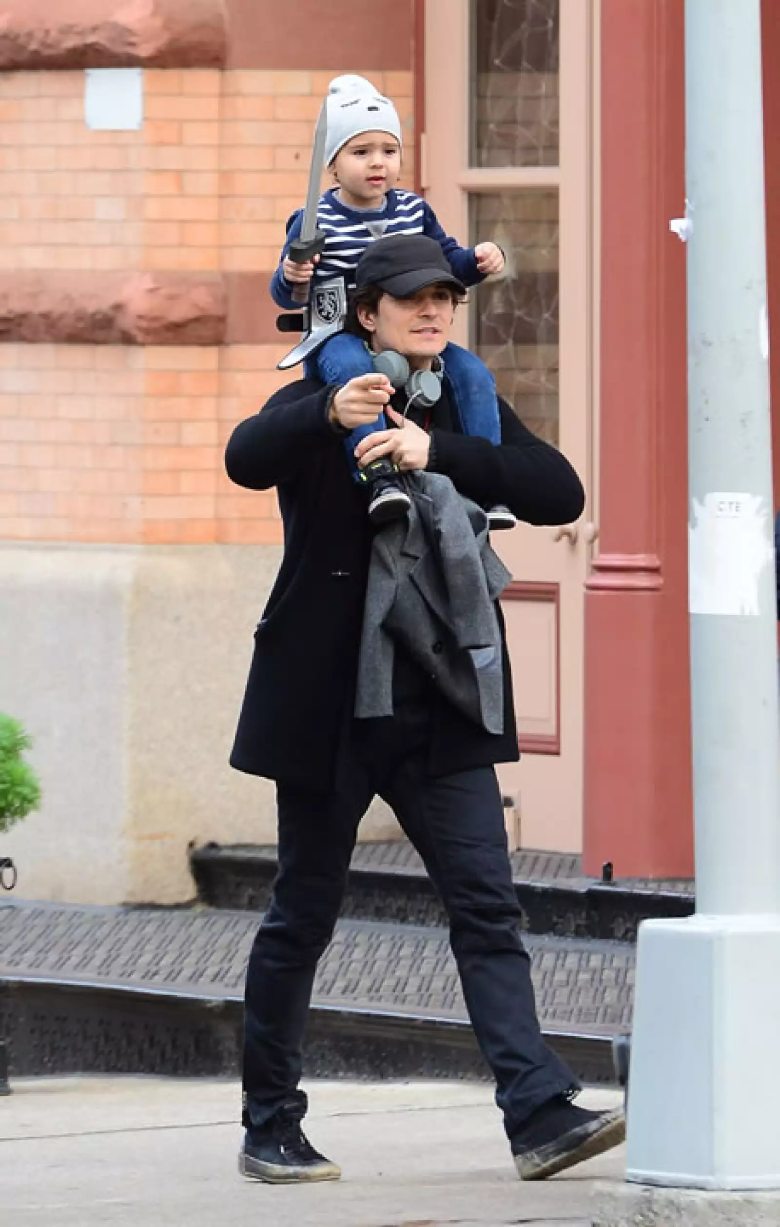 Flynn tiene el mejor papá, y es que él se involucra en sus aventuras.