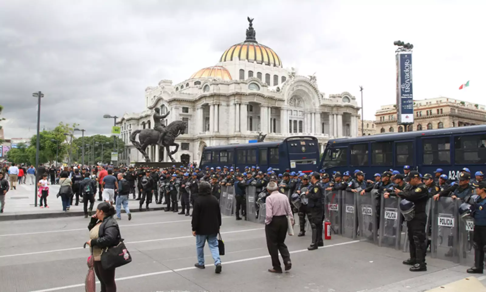 Otro grupo de manifestantes partió del Hemiciclo a Juárez rumbo al Zócalo, por lo que las autoridades movilizaron fuerzas policiacas para detener su avance.
