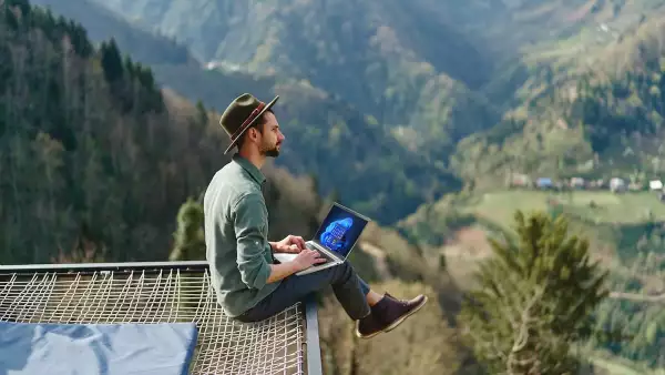Hombre trabajando con una laptop
