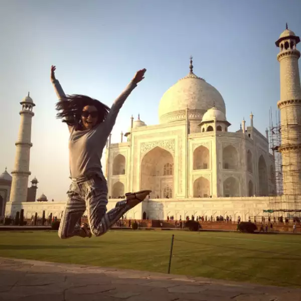 Eva frente al Taj Majal.