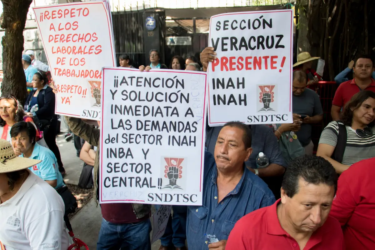 Trabajadores de Cultura mantienen un campamento afuera de casa de transición en la colonia Roma.