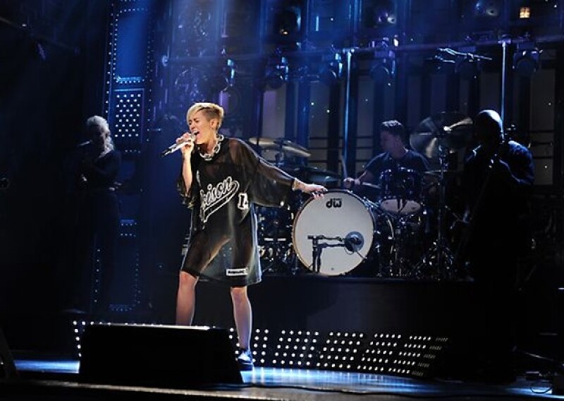 Miley cantó en vivo `Wrecking Ball´y `We Can´t Stop´unplugged.