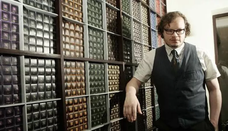 Platicamos en exclusiva con el cantautor mexicano quien nos reveló sus nuevos proyectos y todos los detalles de cómo conoció a la cantante, a quien le compuso dos temas de su próximo disco.