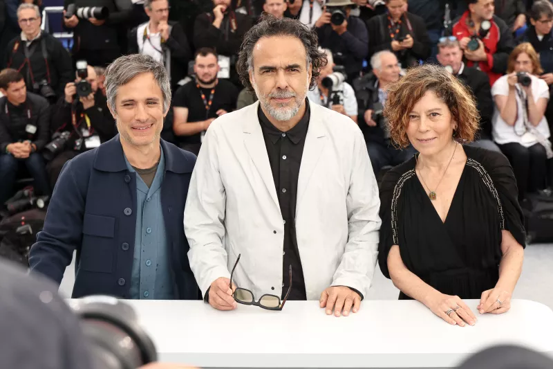 Gael García Bernal, Alejandro González Iñárritu y Martha Sosa durante la función especial de Amores perros en el Festival de Cine de Cannes 2025. 