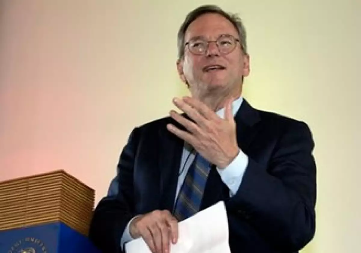 Eric Schmidt posee más de 9 millones de acciones de Google, que equivale a casi 5,000 millones de dólares. (Archivo)
