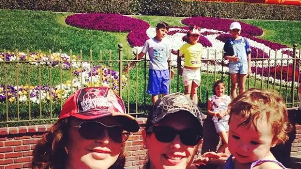 Este puente fue aprovechado por varios famosos para hacer cosas extraordinarias; fue el caso de Angélica Vale, quien viajó a Disneyland con su hija, madre, esposo y hasta el bebé que viene en camino.
