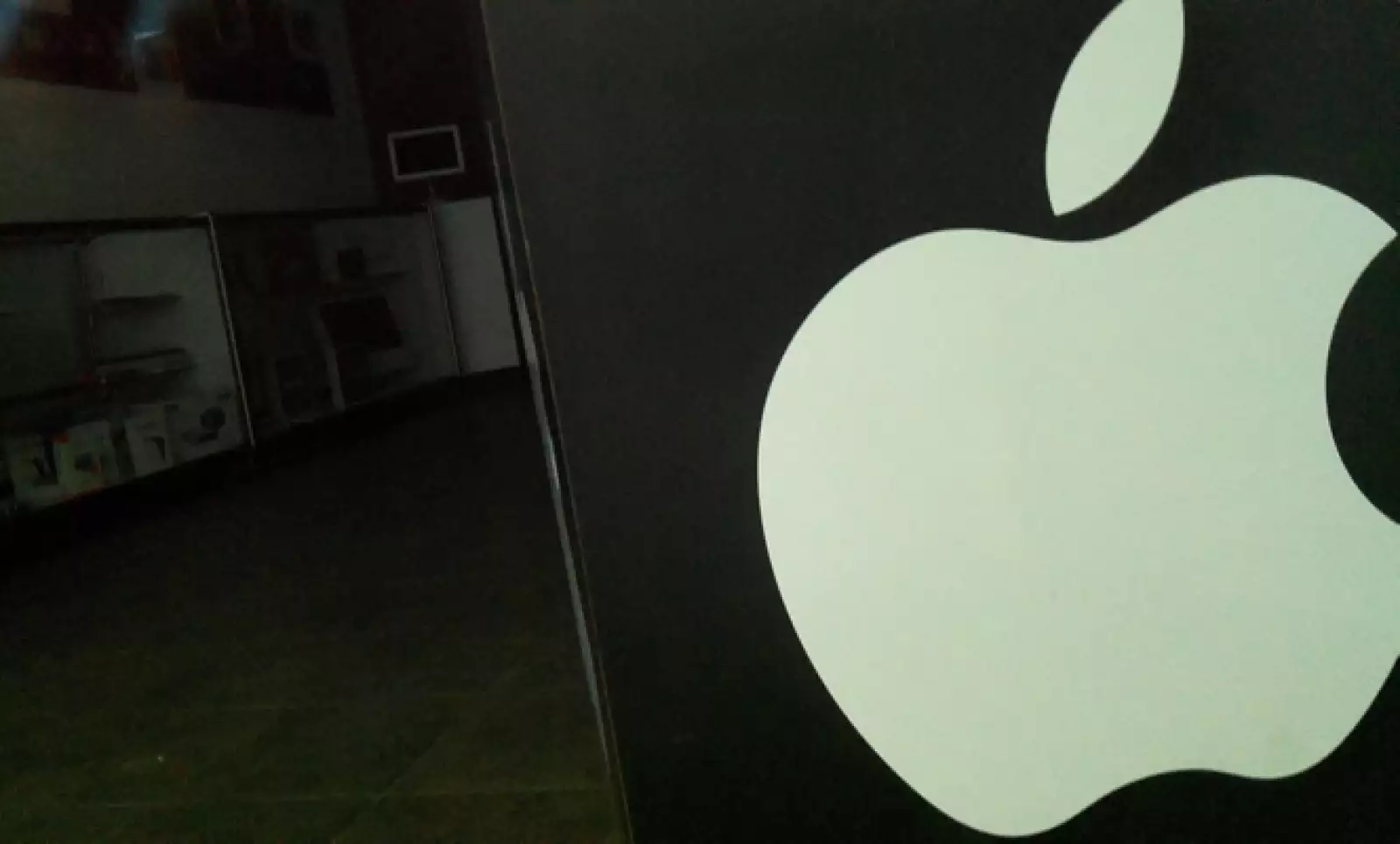 El logo de Apple aparece varias veces en el mobiliario de esta tienda.