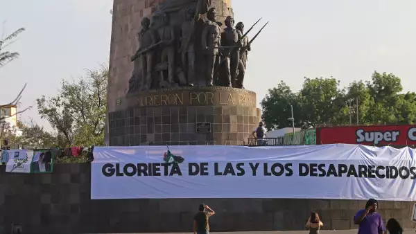 GUADALAJARA, JALISCO, 24MARZO2018.- Miles de personas entre estudiantes, maestros, familiares y amigos de la Universidad de Medios Audiovisuales, de la Universidad de Guadalajara y del ITESO, marcharon de la Glorieta de los Niños Héroes a la Fiscalía General del Estado, para exigir que aparezcan con vida Javier Salomón, Marcos Ávalos y Daniel Díaz estudiantes de cine del CAAV levantados por hombres armados el pasado lunes, así como por todos los desaparecidos de México.
FOTO: FERNANDO CARRANZA GARCIA / CUARTOSCURO.COM