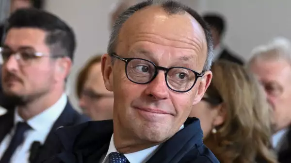 El canciller alemán Friedrich Merz se sienta el día que asiste a un servicio religioso en el St. Catedral de Hedwig, antes de la sesión inaugural de la cámara baja del parlamento alemán, el Bundestag, en Berlín, Alemania, el 25 de marzo de 2025.