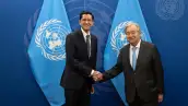El secretario de Relaciones Exteriores, Roberto Velasco, saluda al secretario general de la ONU, António Guterres, en Nueva York.